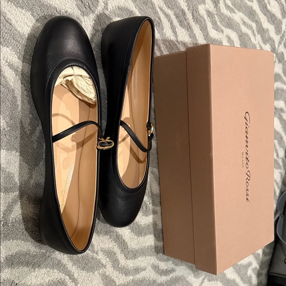 Gianvito Rossi Black Flats with Gold Accent Size 38 - Picture 1 of 1